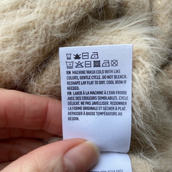 American Eagle Cropped Fit Top Size Medium - Picture 5 of 6